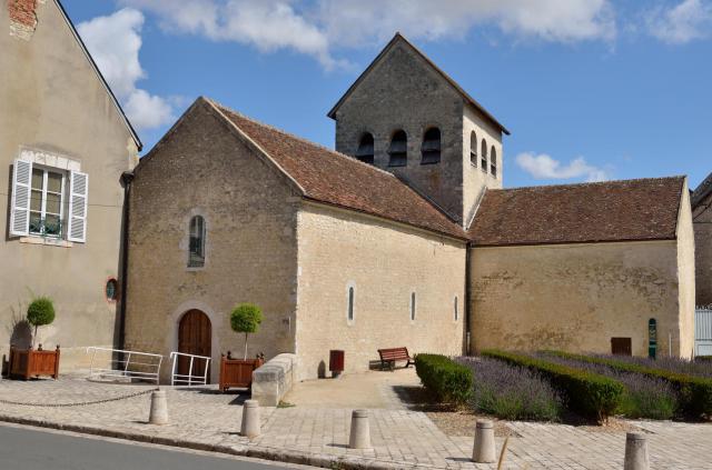 Beaugency : l'ancienne église Saint-Etienne, aujourd'hui centre culturel municipal.