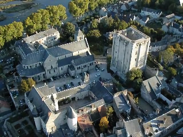 El castillo de Beaugency, hoy. Compárese la torre cuadrada (arriba a la derecha) con el dibujo antiguo que encabeza este artículo.