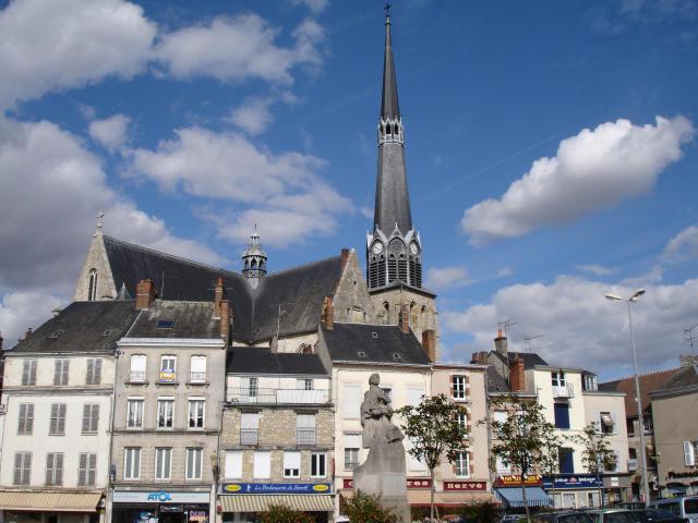 La place du Martroi à Pithiviers (Loiret, France) et l'église Saint-Salomon-et-Saint-Grégoire.