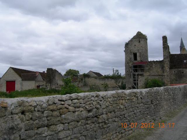 Ruines d'un Chateau à La Neuville sur Essonne (Loiret)