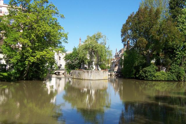 France - Loiret - Montargis - Les canaux. Au premier plan, le canal de Briare ; Débouchant dans celui-ci, deux canaux provenant du centre…