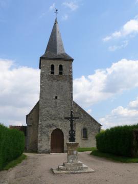 L'église Saint-Prix-et-Saint-Loup de Courcy-aux-Loges (Loiret, Centre-Val de Loire, France).