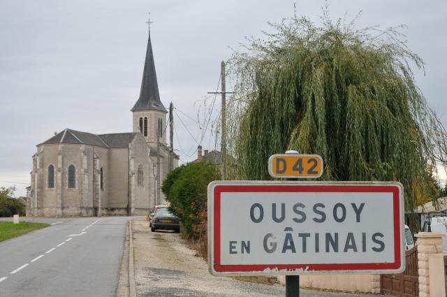 Entrée du village et église Saint-Pierre, Oussoy-en-Gâtinais, Loiret, France