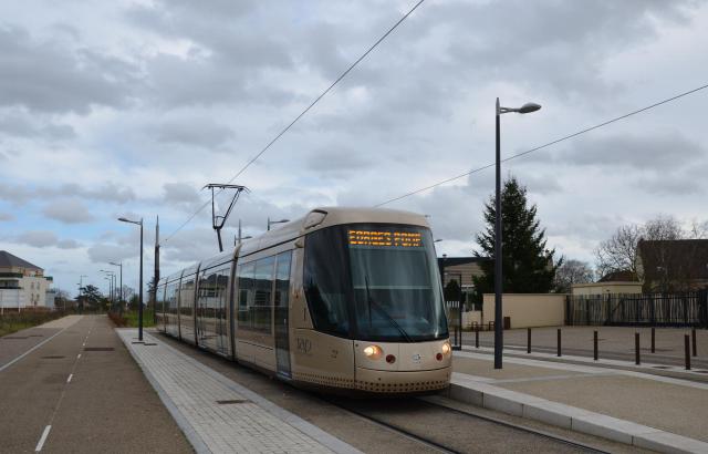 La rame Alstom Citadis 302 n°72 du réseau TAO d'Orléans est à son terminus Clos du Hameau sur la ligne B, en attente de départ en…