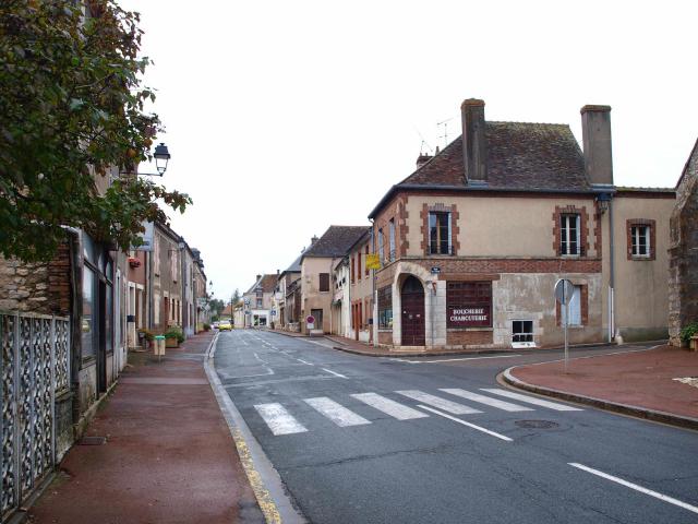 Montcresson (Loiret, France). Rue de Verdun, vue vers le nord (direction Montargis). Rue principale de Montcresson.
