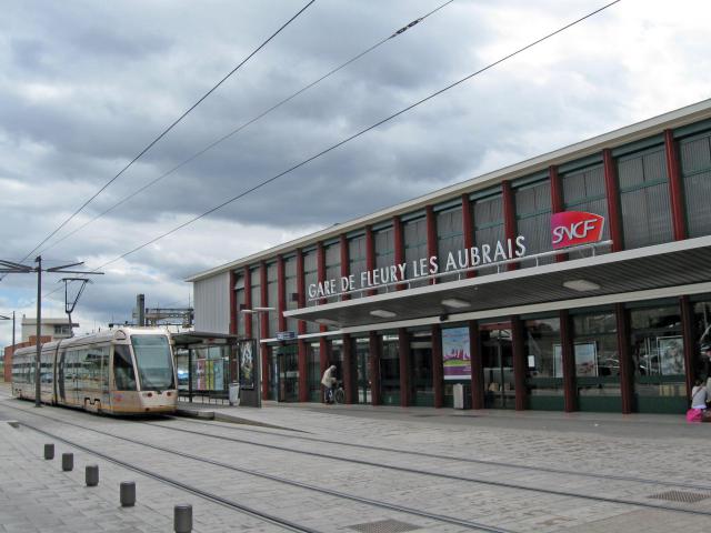 Gare SNCF de Fleury-les-Aubrais et tramway d'Orléans, Fleury-les-Aubrais, Loiret, France