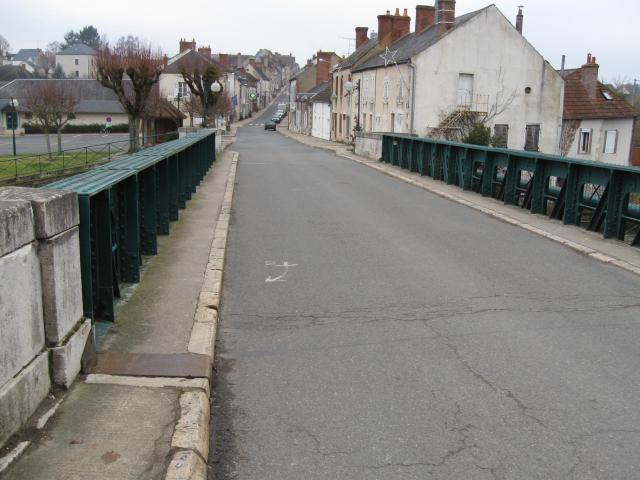 Ouzouer-sur-Trézée, Loiret, France. Pont de la rue Grande, vue vers la rue Grande et vers l'ouest-nord-ouest. Sous le pont coulent le…