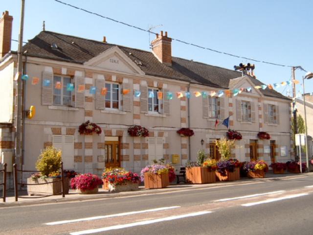 La Mairie et l'école primaire- entrance city hall and primary school