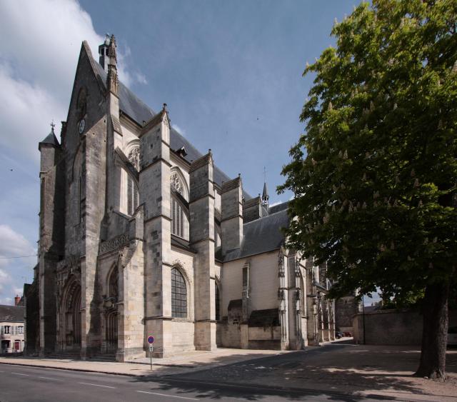 Kirche Notre-Dame de Cléry in der Gemeine Cléry-Saint-André, Département Loiret/Frankreich - Ansicht von Südwesten