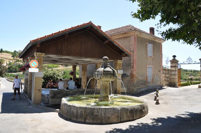 Fontaine et lavoir à Valensole