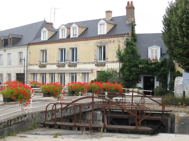 L'écluse de la Patache sur le canal d'Orléans, Combleux, Loiret, France
