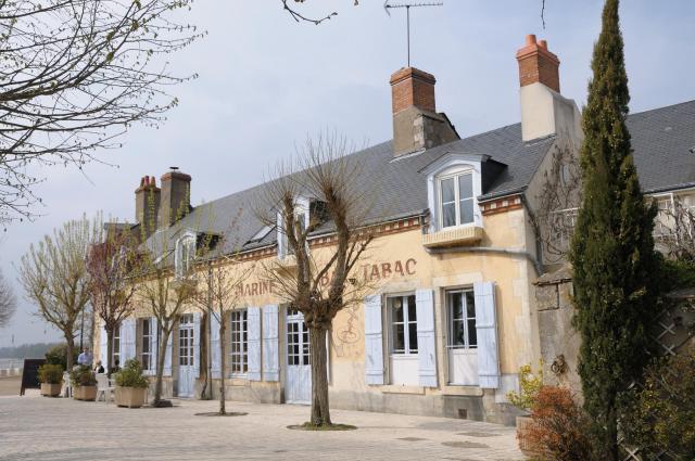 Hôtel de la Marine, près de l'écluse de la Patache au débouché dans la Loire du canal d'Orléans, Combleux, Loiret, France