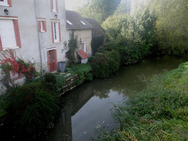 Entrée du bief du canal d'Orléans à Chailly-en-Gâtinais, Loiret, France.