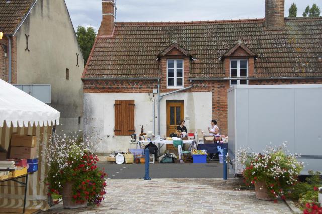 Vide grenier à Ménestreau-en-Villette, France