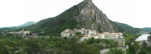 Vue panoramique du rocher de la Baume, de Saint-Dominique et de la Durance