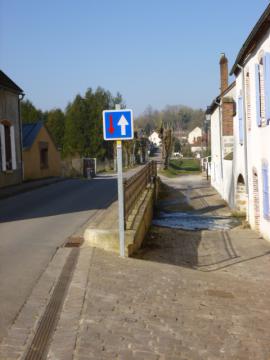 Courtenay, Loiret, Gâtinais, France. La rue des Ponts, empruntée par le GR 132. Vue vers le N-E.