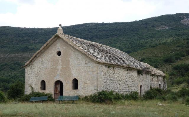 Chapelle Saint-Claude sur la commune de Noyers-sur-Jabron, sur le sentier de randonnée GR946, à 900 m d'altitude