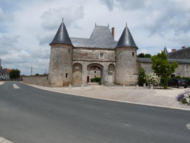 remains of Château de Huisseau-sur-Mauves