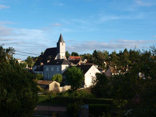 Saint-Firmin-des-Bois (Loiret, France) ; vue du coeur du village depuis l'aire de jeux de la mairie.
