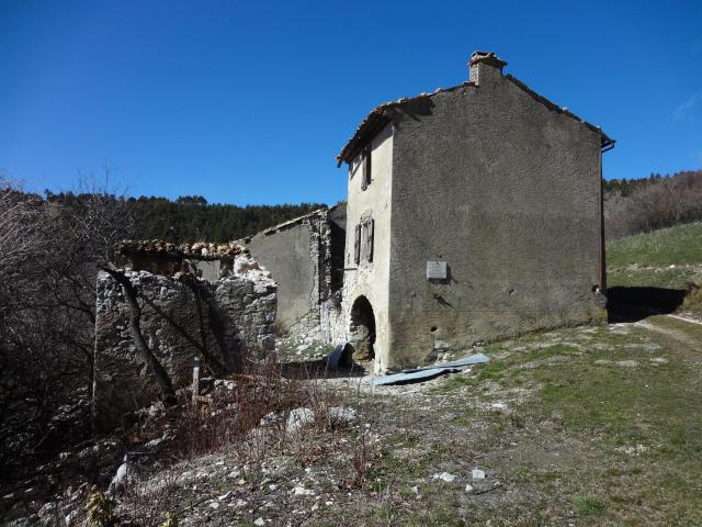 Ce fichier a été téléversé avec Commonist. À la ferme de Laval, commune de Lambruisse (Alpes-de-Haute-Provence, ex-Basses-Alpes), se…