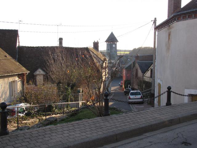 Saint-Maurice-sur-Aveyron, Loiret, région Centre. L'église vue de la rue Franche, une petite rue entre la rue des Juifs et la rue du…