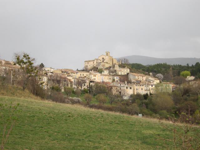 Village de Provence, prise de vue direction Est-Nord-Est, temps pluvieux