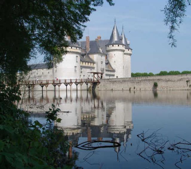 wooden bridge to Chauteau de Sully sur Loire