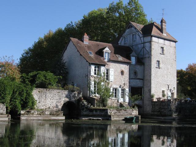 Ancien moulin sur le Loiret, chaussée des Tacreniers, Saint-Pryvé-Saint-Mesmin, Loiret, France