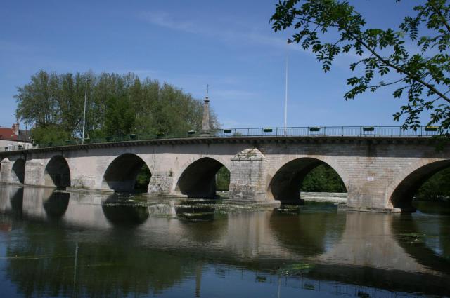 Pont Saint-Nicolas sur le Loiret – Communes de Saint-Pryvé-Saint-Mesmin et Saint-Hilaire-Saint-Mesmin – Département du Loiret – France –…