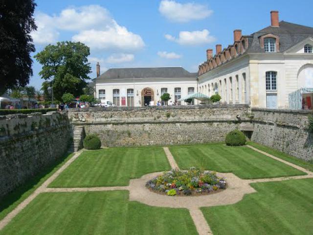 La fête de l'âne. Les douves du château.