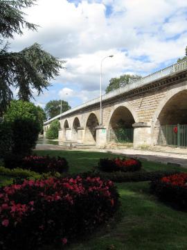 Pont sur le Loiret, Olivet, Loiret, France. Côté amont.