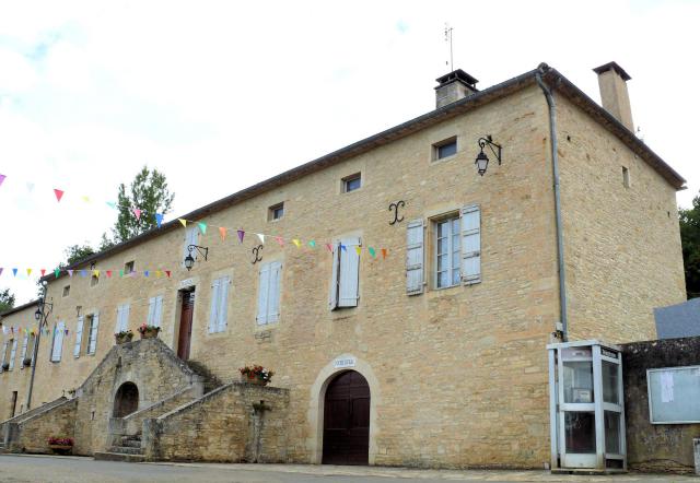 Pontcirq - Mairie et foyer rural. Dans ce dernier est installé le café associatif La Gariotte ouvert en 2014