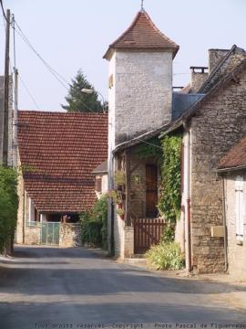 © dFP - Une rue de Pinsac (Lot 46200)
