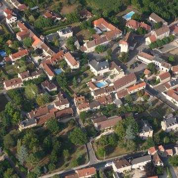 Vue aérienne du village de Pinsac, Lot, France