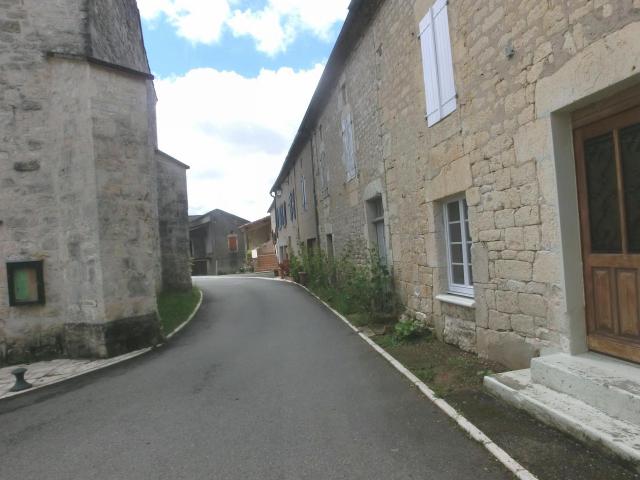 près de l'église.