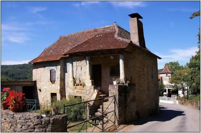 AMBEYRAC [12] - Belle maison dans le village ... - et pigeonnier en arrière-plan- (août 2010)