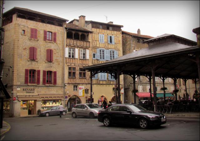 Place de la halle à Figeac