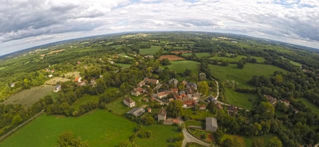 Vue aérienne du village de Saillac (46).