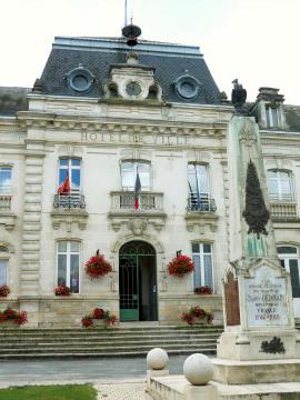 Saint-Germain-du-Bel-Air - Hôtel de ville et monument aux morts