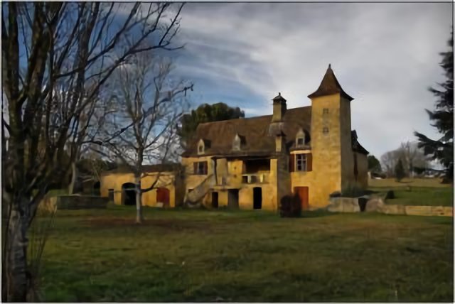 MILHAC [46] - Belle demeure avec un bolet à piliers de pierre et un pigeonnier-tour d'angle.