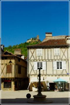 Place avec vue sur les tours de Saint Laurent # Saint Céré