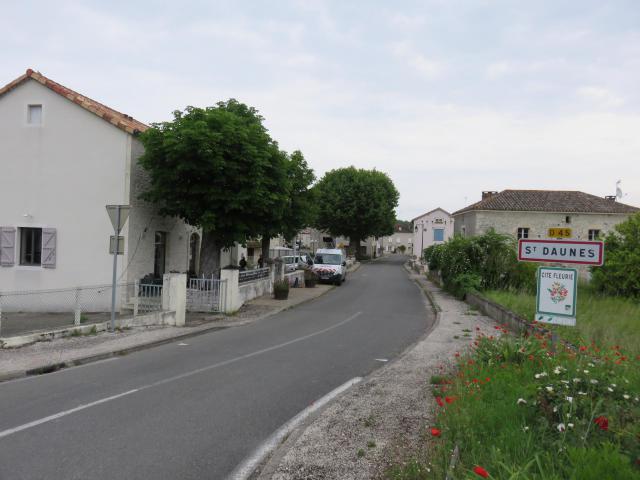 Entrée du village de Saint-Daunès (Lot, France), par la route départementale 45.