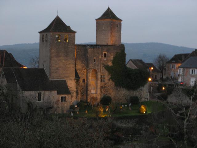 Vue sur l'église Saint-Christophe de Montvalent au soleil couchant