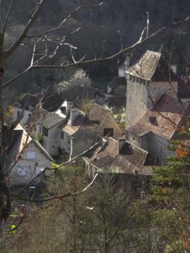 SAINT-MARTIN-DE-VERS [46] -Vue sur le clocher de l'église et les toits depuis la D1 (avril 2007)