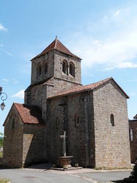 Vue depuis le nord-ouest de l'église Sainte-croix (Le Bouyssou, lot)