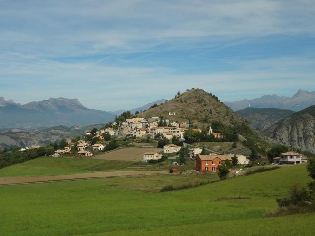 Ce fichier a été téléversé avec Commonist. Vue de Piégut avec la colline Saint-Colomban (1125 m)