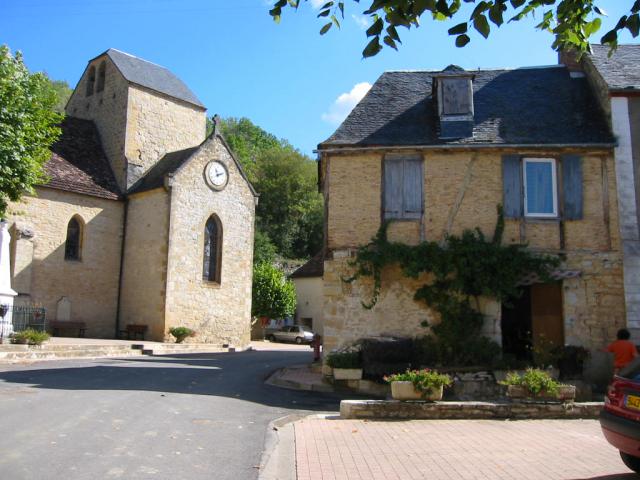 Place de l'église et maison à colombages