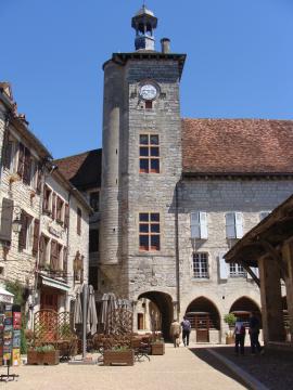 Beffroi du Palais de la Raymondie à Martel, Lot - France. Les 2 fenêtres à meneaux du Moyen-Âge furent modifiées durant la guerre de 100…