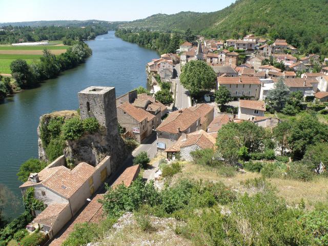 Laroque-des-Arcs, commune du Lot, France (région Midi-Pyrénées). Vue générale du bourg depuis la chapelle Saint-Roch. À gauche sur la…