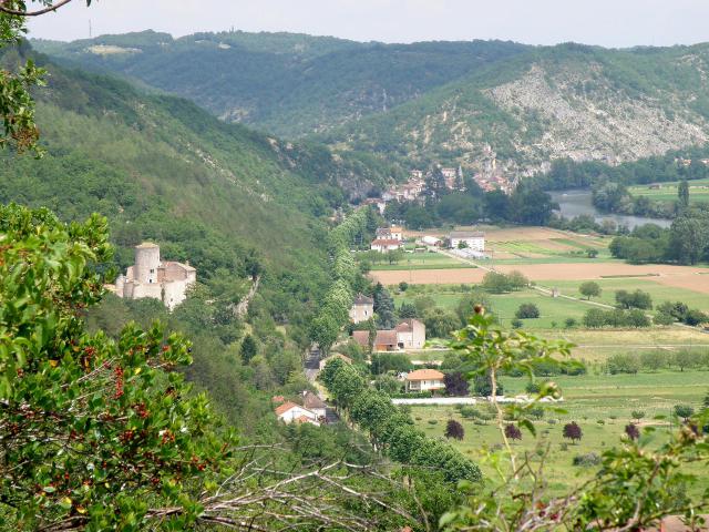 Laroque-des-Arcs, commune du Lot, France (région Midi-Pyrénées). Vue générale, prise depuis les hauteurs du Failhal, un peu au nord de la…